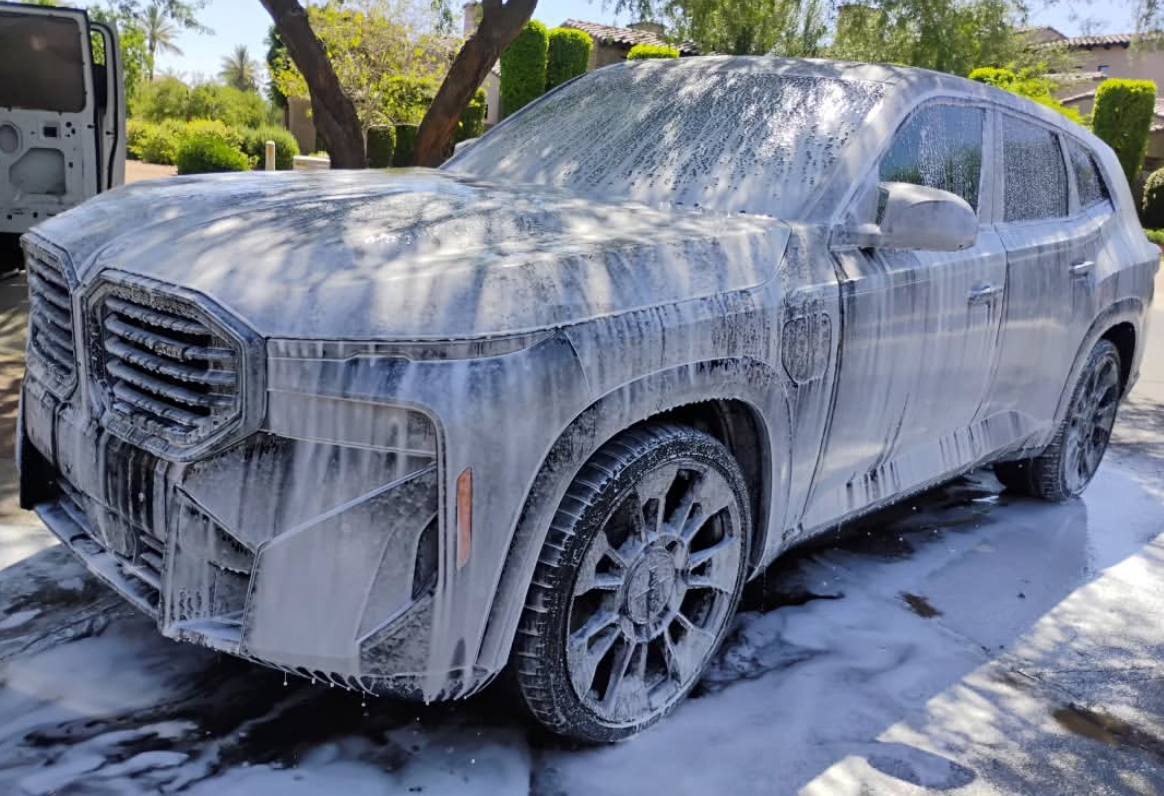 BMW XM durante proceso de lavado a espuma