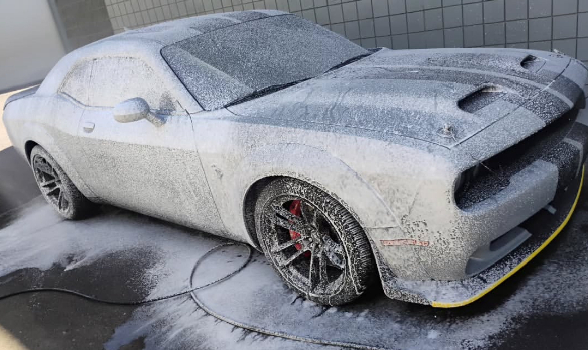 Dodge Challenger durante lavado a espuma