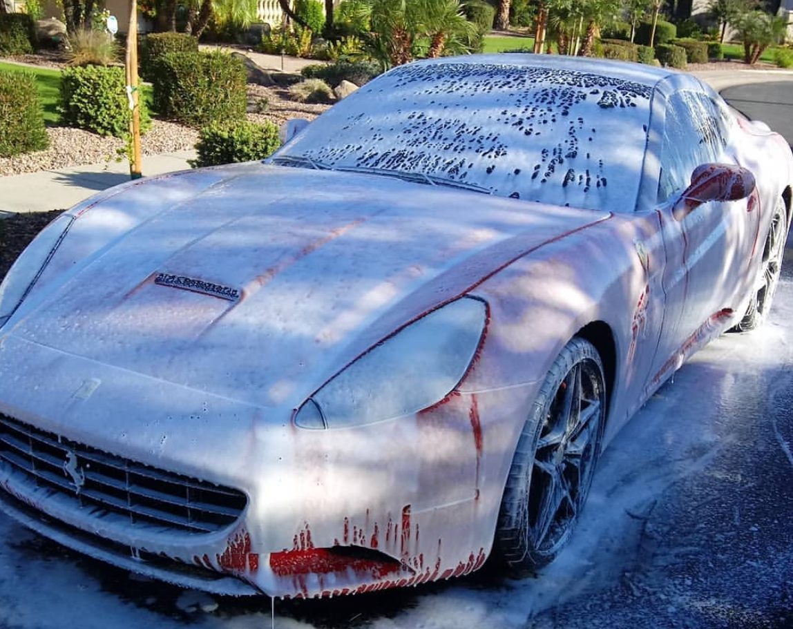 Ferrari California durante lavado con espuma